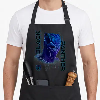 Tablier de cuisine noir avec portrait stylisé Black Panther en bleu et texte vertical géométrique.