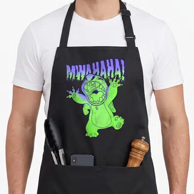 Tablier de cuisine noir avec Stitch vert criant Mwahaha en lettres violettes et vertes style Halloween.