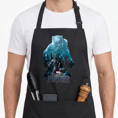 Tablier de cuisine noir avec illustration du Black Panther et skyline futuriste de Wakanda en bleu cyan.