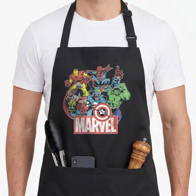 Tablier de cuisine noir avec illustration vintage des Avengers incluant Spider-Man, Thor, Hulk et le logo Marvel en bas.
