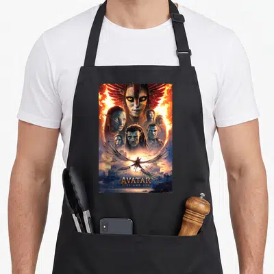 Tablier de cuisine noir avec une illustration colorée de personnages bleus et un aigle enflammé sur fond orange.