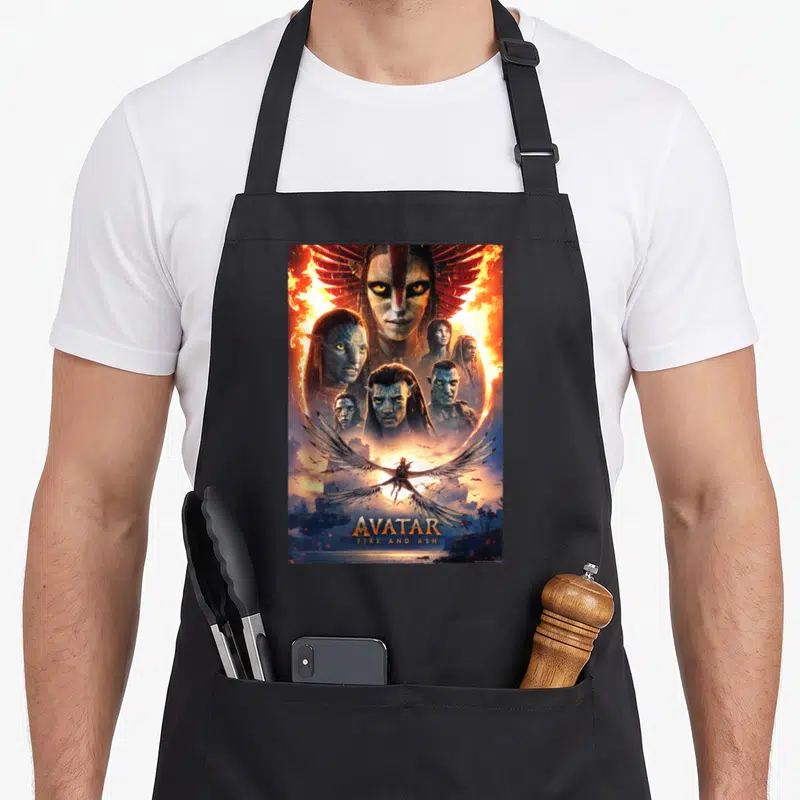 Tablier de cuisine noir avec une illustration colorée de personnages bleus et un aigle enflammé sur fond orange.