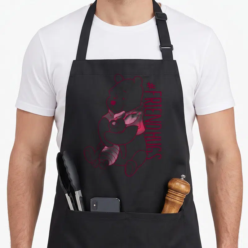 Tablier de cuisine noir avec Winnie l'ourson et Piglet en rose et le texte #FRIENDHUGS