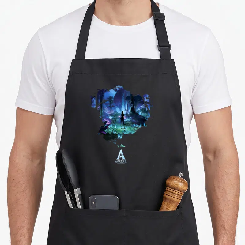 Tablier de cuisine noir avec une illustration de la silhouette d'Avatar sur un fond de jungle luminescente et le logo blanc en dessous.
