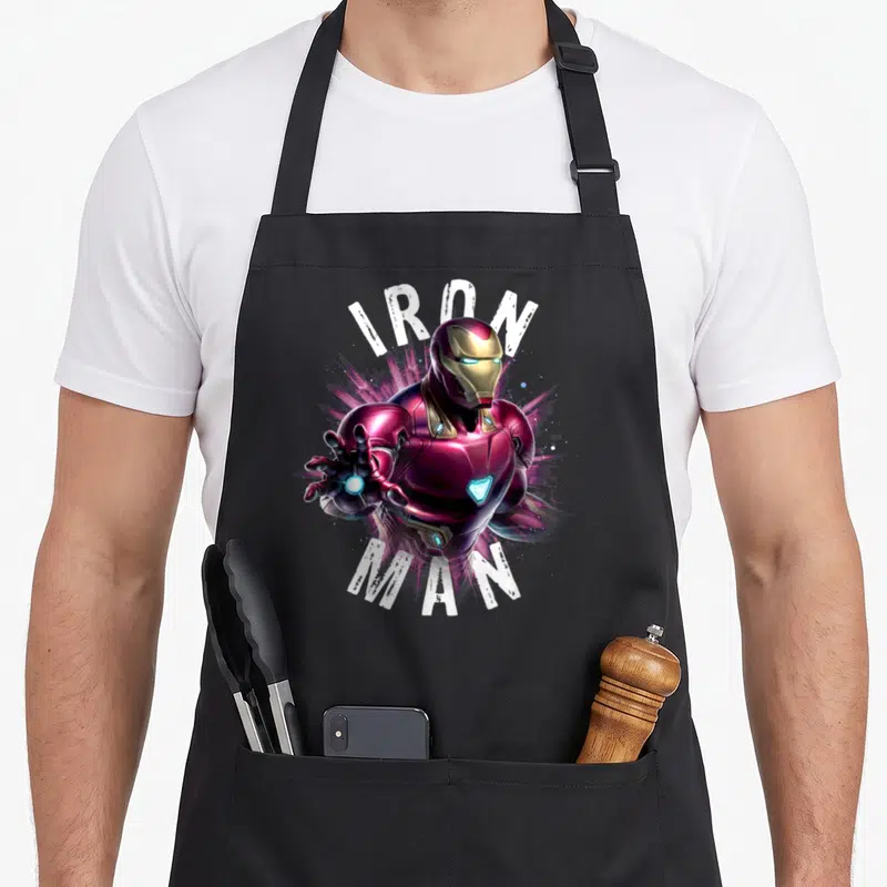 Tablier de cuisine noir avec illustration d'Iron Man en armure rose et texte blanc IRON MAN.