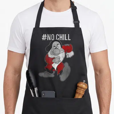 Tablier de cuisine noir avec Grumpy pointant vers l'avant et le texte #NO CHILL en haut.