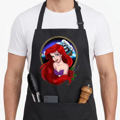 Tablier de cuisine noir avec illustration Ariel sirène cheveux roux navire et rose rouge cadre corde nautique