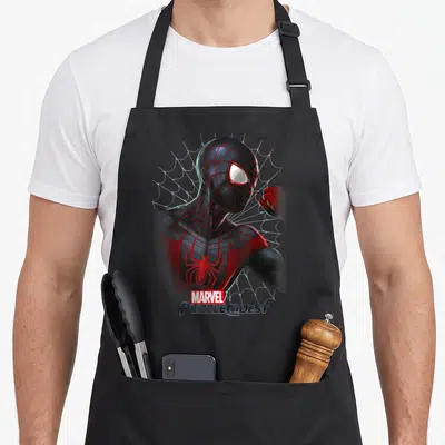 Tablier de cuisine noir avec illustration de Spider-Man Miles Morales et le logo Marvel Puzzle Quest en bas.