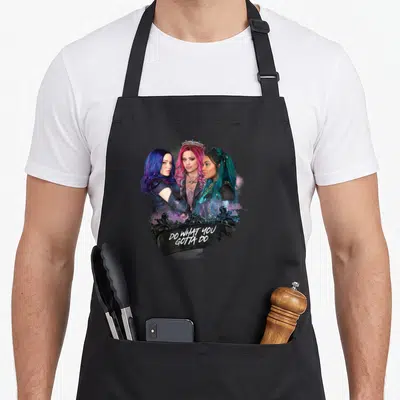 Tablier de cuisine noir avec Mal, Uma et Audrey et l'inscription Do What You Gotta Do sur fond sombre.