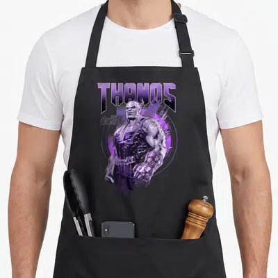 Tablier de cuisine noir avec illustration stylisée de Thanos en violet et le texte THANOS au-dessus.