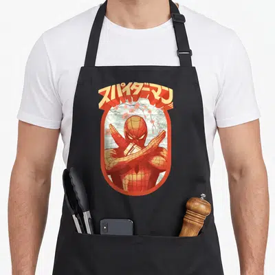 Tablier de cuisine noir avec illustration de Spider-Man, texte japonais et branches de fleurs roses sur fond de toile d'araignée.