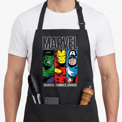 Tablier de cuisine noir avec illustration vintage Marvel Comics Group Hulk Iron Man Captain America en trois bandes colorées vertes rouges et bleues.
