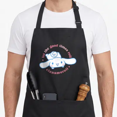 Tablier de cuisine noir avec Cinnamoroll blanc et texte rose en cercle.