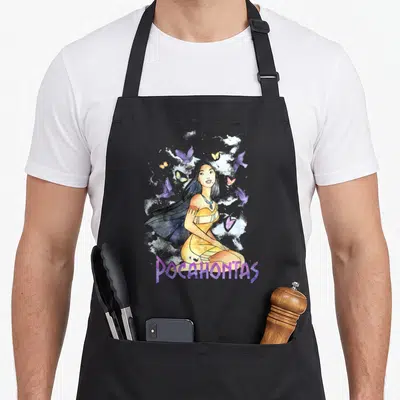 Tablier de cuisine noir avec illustration aquarelle de Pocahontas entourée d'oiseaux et de papillons colorés.