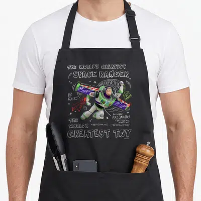 Tablier de cuisine noir avec Buzz Lightyear en action et le texte The World's Greatest Space Ranger imprimé en blanc.