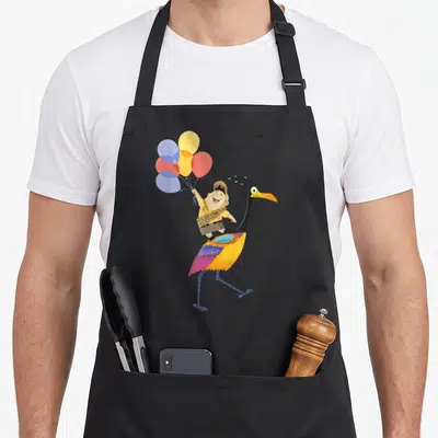 Tablier de cuisine noir avec Russell chevauchant un oiseau géant tenant des ballons multicolores.