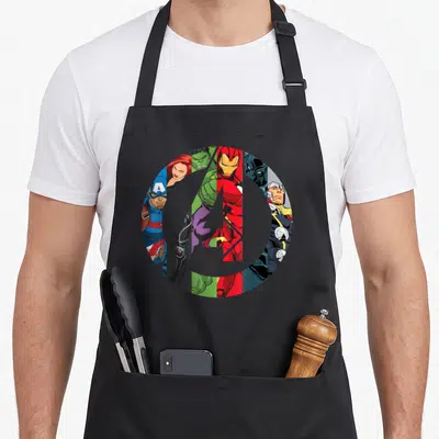 Tablier de cuisine noir avec le logo des Avengers rempli de portraits de super-héros au style comic book vintage.