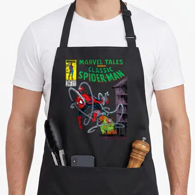 Tablier de cuisine noir avec une illustration retro de Spider-Man enchaîné par les tentacules du Docteur Octopus sous un titre vert.