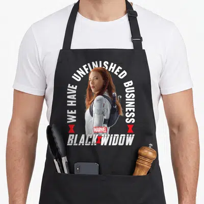 Tablier de cuisine noir avec portrait de Black Widow, inscription We Have Unfinished Business et logo Marvel en bas.