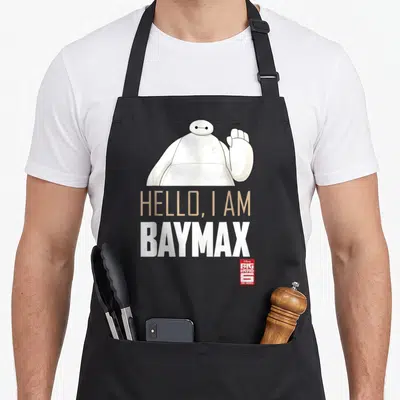 Tablier de cuisine noir avec illustration de Baymax levant la main et texte Hello I am Baymax en bas à droite.