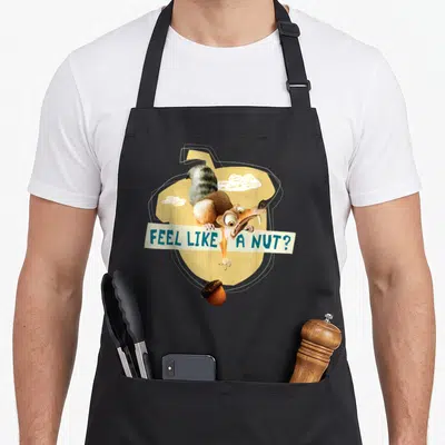 Tablier de cuisine noir avec Scrat tenant une banderole Feel Like a Nut au-dessus d'une acorn.