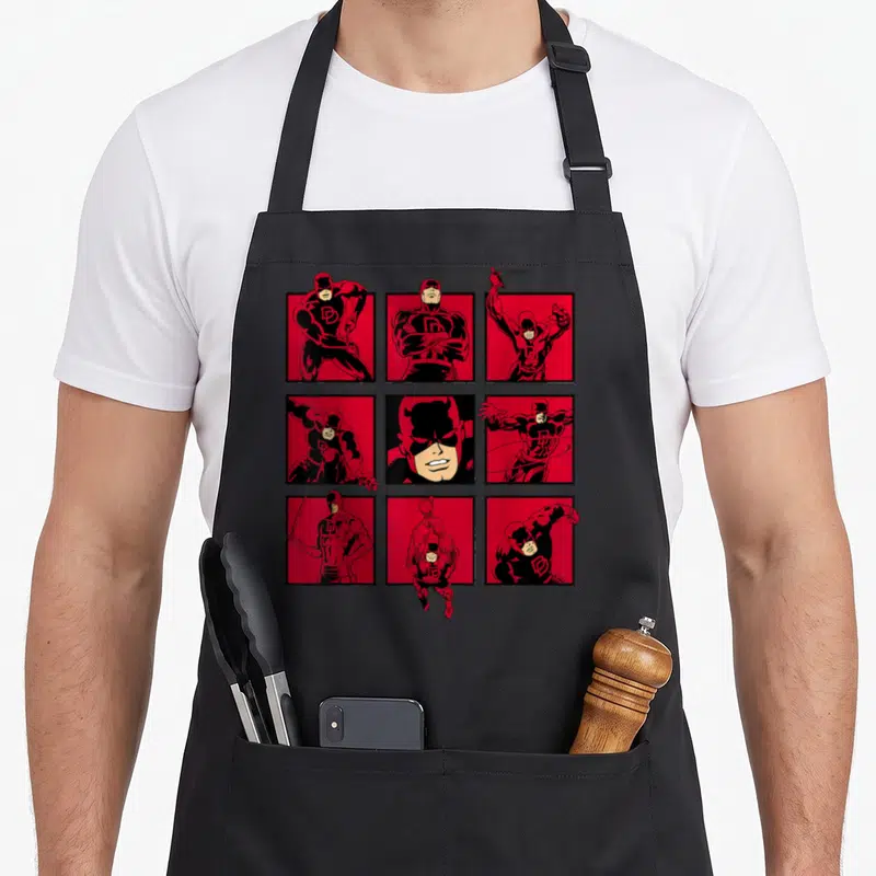 Tablier de cuisine noir avec neuf vignettes rouges représentant Daredevil The Man with No Fear en poses d'action variées.