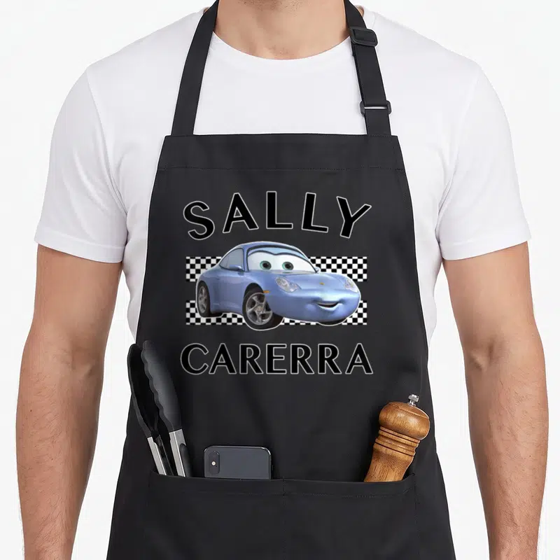 Tablier de cuisine noir avec illustration de la voiture bleue Sally Carerra Finish et un motif damier de course.