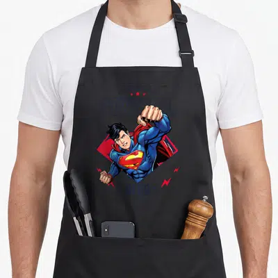 Tablier de cuisine noir avec Superman en train de foncer vers l'avant et une inscription Powerfull Hero.