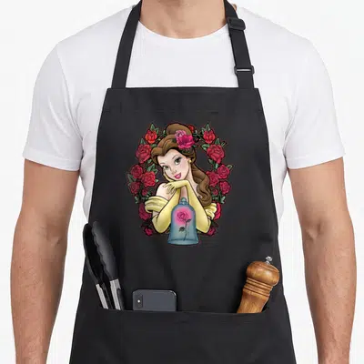 Tablier de cuisine noir avec Belle entourée de roses et tenant une rose sous verre.