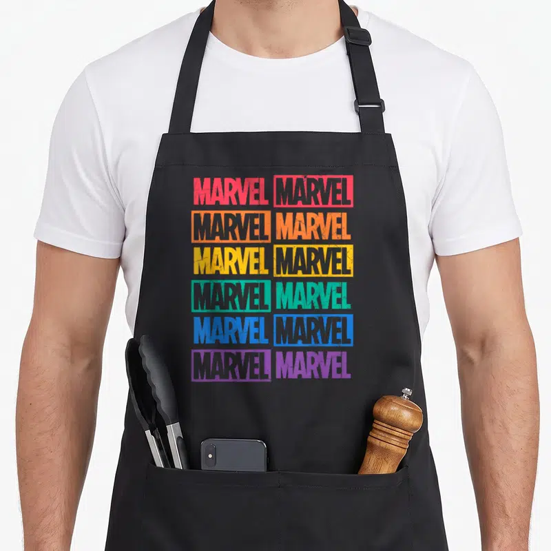 Tablier de cuisine noir avec une grille de logos Marvel dans les couleurs du drapeau Pride arc-en-ciel.