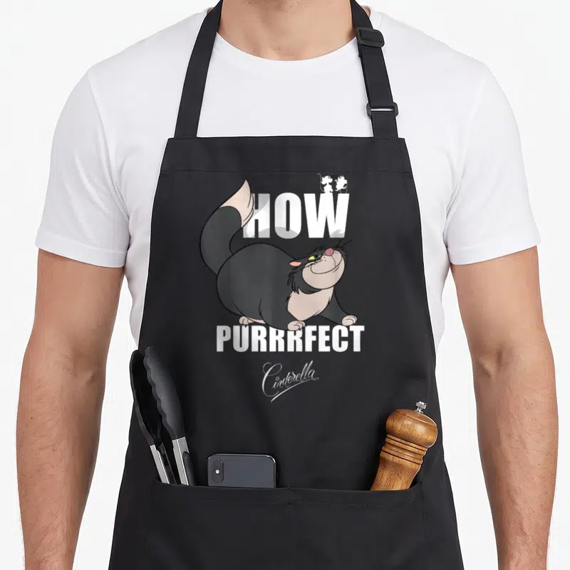 Tablier de cuisine noir avec le chat Lucifer de Cendrillon et le texte blanc How Purrrfect