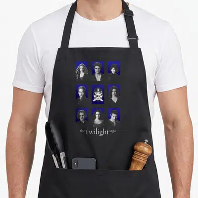 Tablier de cuisine noir avec portraits de la famille Cullen et logo la saga Twilight sur fond bleu.