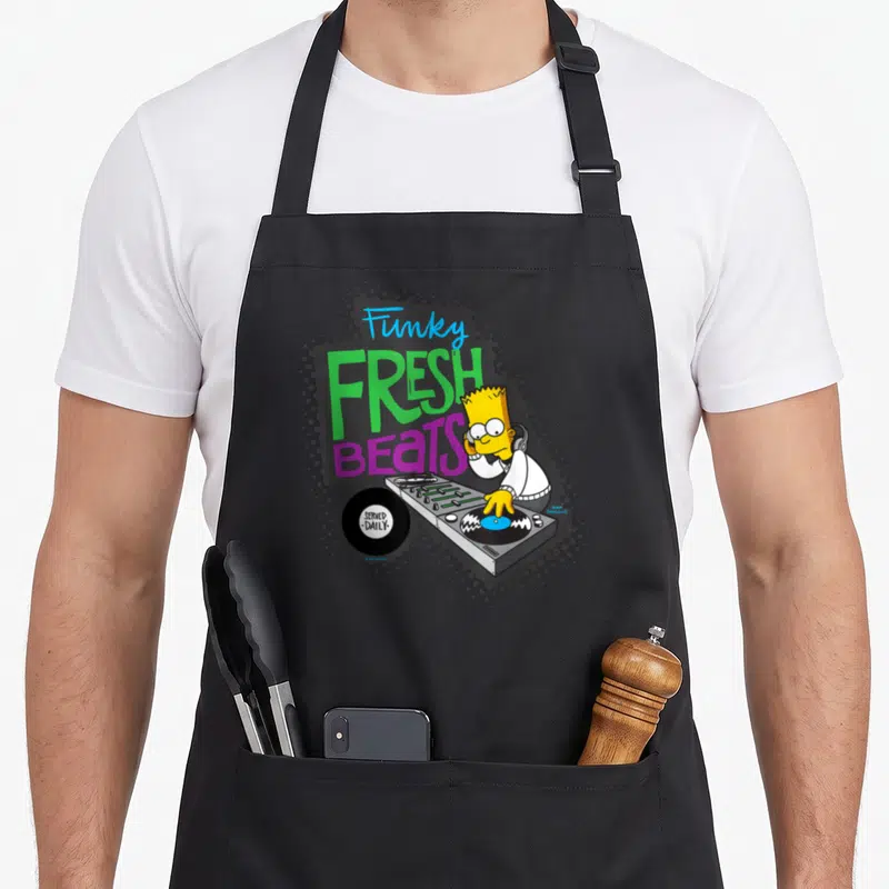 Tablier de cuisine noir avec Bart Simpson en DJ et le texte Funky Fresh Beats Served Daily imprimé en couleurs vives.