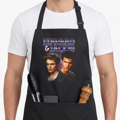 Tablier de cuisine noir avec portrait d'Edward et Jacob et texte chrome violet en haut.