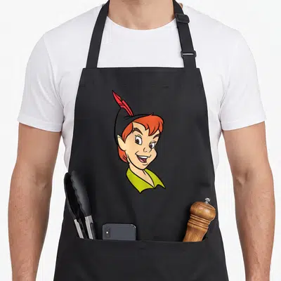Tablier de cuisine noir avec le visage souriant de Peter Pan portant une coiffe à plume rouge et un col vert