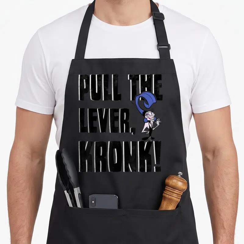 Tablier de cuisine noir avec l'illustration de Yzma et le texte Pull the Lever, Kronk en grosses lettres noires.
