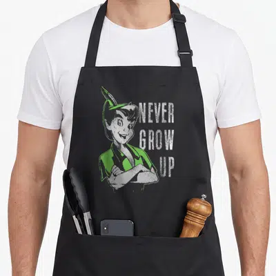 Tablier de cuisine noir avec portrait vintage de Peter Pan et texte NEVER GROW UP en blanc et vert.