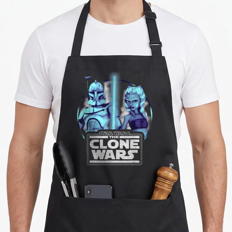 Tablier de cuisine noir avec portrait d'Ahsoka Tano et du clone Rex sous le logo The Clone Wars en bleu cyan.