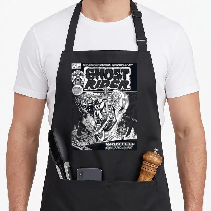 Tablier de cuisine noir avec une reproduction en noir et blanc d'une couverture de comic book montrant un personnage squelettique sur une moto.