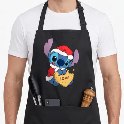 Tablier de cuisine noir avec Stitch bleu portant un bonnet rouge et tenant un biscuit cœur jauneLOVE.