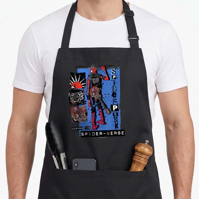 Tablier de cuisine noir avec illustration colorée de Spider-Punk tenant une guitare déformée sur fond bleu.