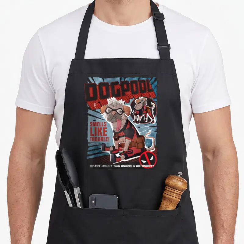 Tablier de cuisine noir avec illustration colorée d'un pug en tenue de super-héros et texte Dogpool Smells Like Trouble Do Not Insult This Animal's Autonomy