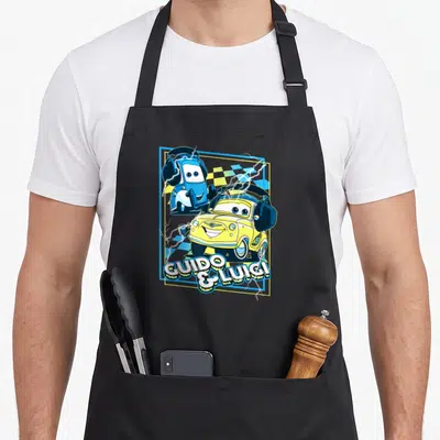 Tablier de cuisine noir avec illustration colorée de Guido et Luigi portant des casques audio entourés d'éclairs.