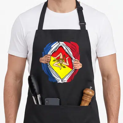 Tablier de cuisine noir avec illustration super-héros montrant un drapeau français se déchirant pour révéler le triskélion sicilien.