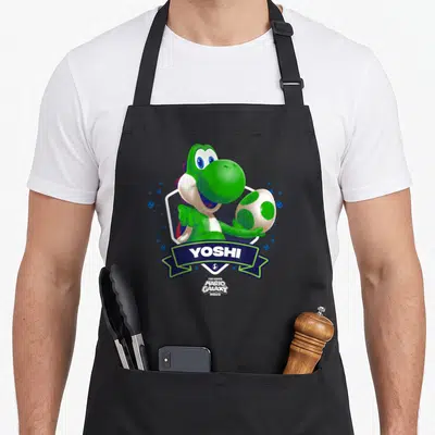 Tablier de cuisine noir avec Yoshi champion tenant un œuf à pois bleus et une bannière nominative.