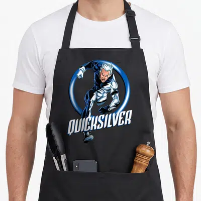 Tablier de cuisine noir avec illustration colorée de Quicksilver courant dans un cercle bleu et son nom imprimé en blanc.