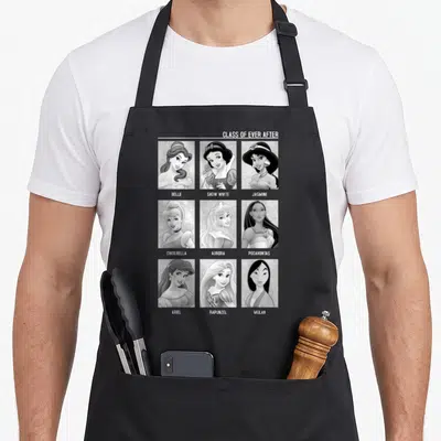 Tablier de cuisine noir avec portraits en noir et blanc de neuf princesses classées dans une grille intitulée Class of Ever After.