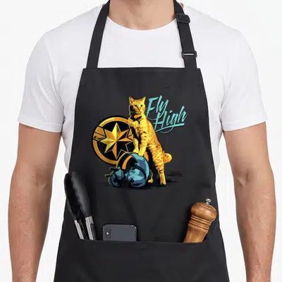 Tablier de cuisine noir avec illustration du chat orange Goose, du logo étoile dorée et du texte Fly High en typographie stylisée bleue.