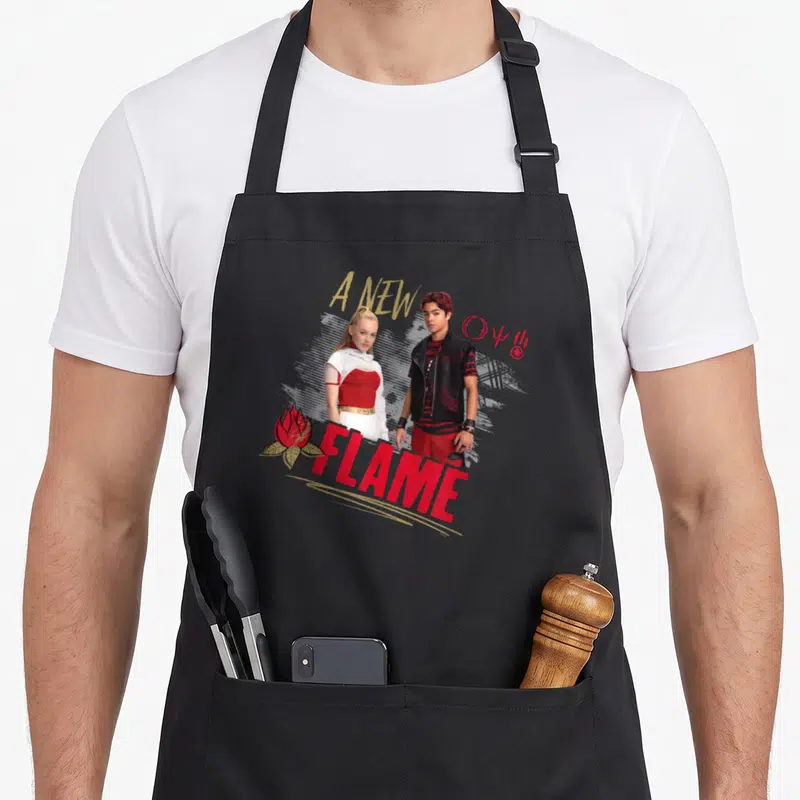 Tablier de cuisine noir avec Nova et Victor et le texte A New Flame en rouge et jaune.