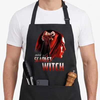 Tablier de cuisine noir avec illustration Scarlet Witch Avengers Infinity War et texte rouge.